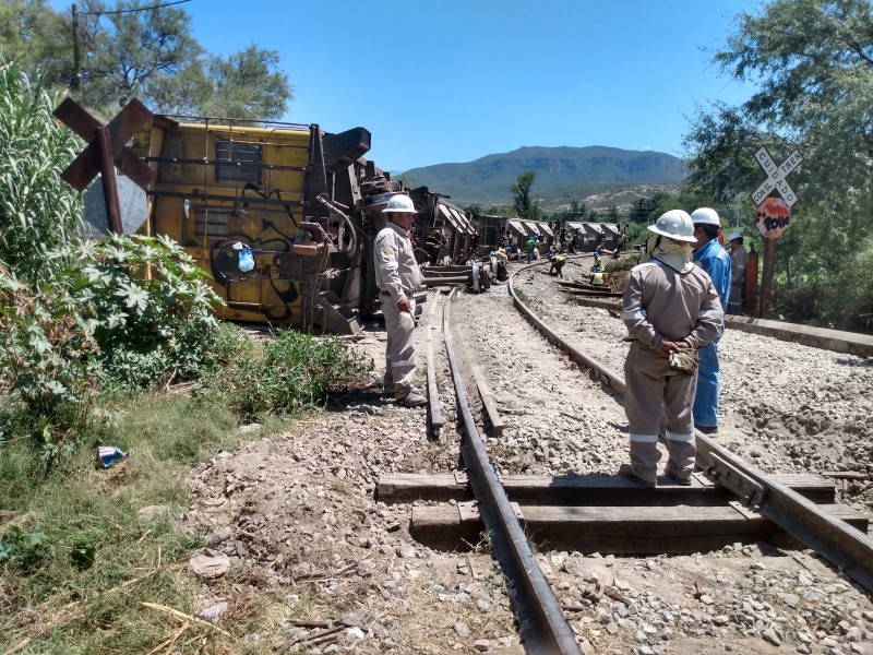 Hoy quedará despejado acceso bloqueado por ferrocarril volcado