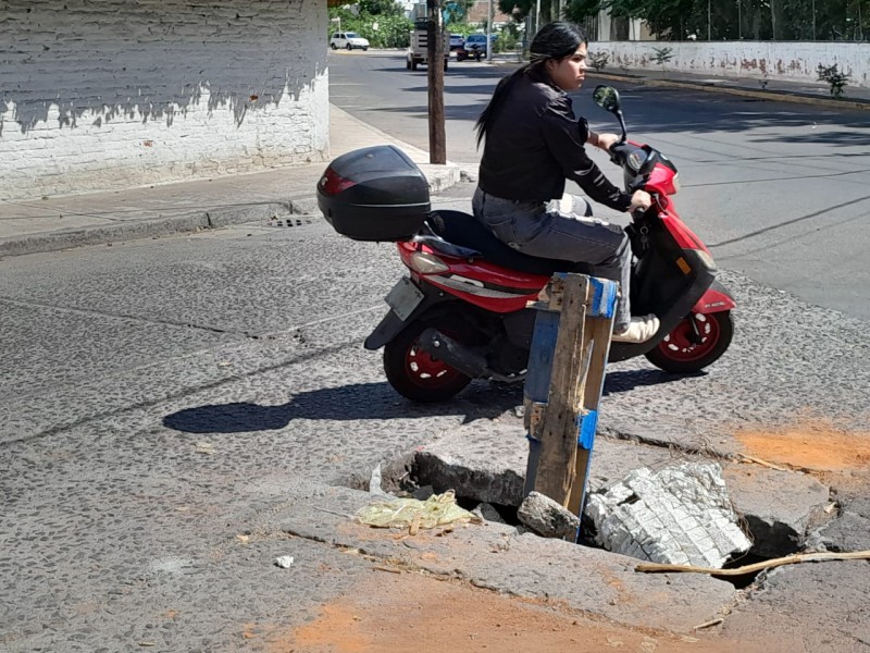 Hoyo afecta vialidad en Zamora, ciudadanos hacen el reporte