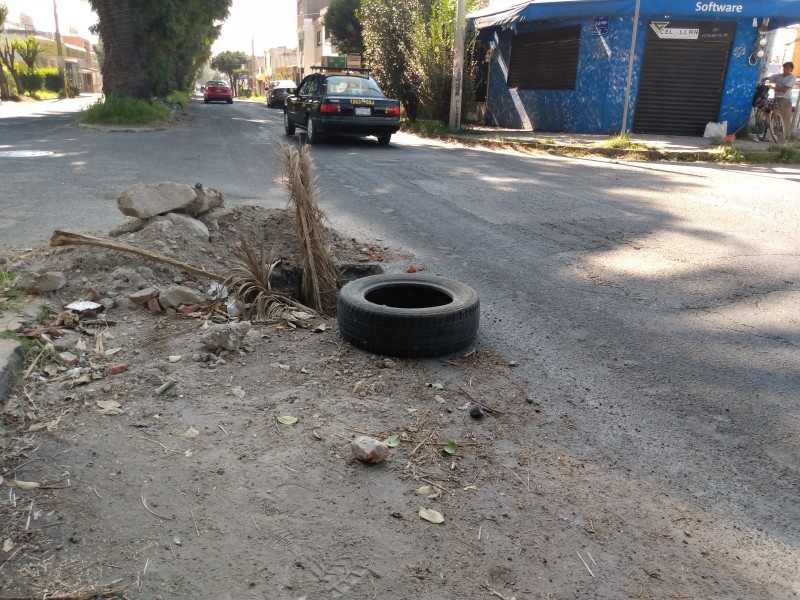 Hoyos en la 15 de mayo afecta automovilistas