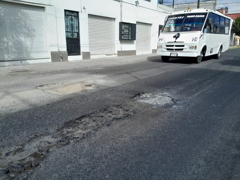 Hoyos hacen estragos en calles de colonia Chula Vista