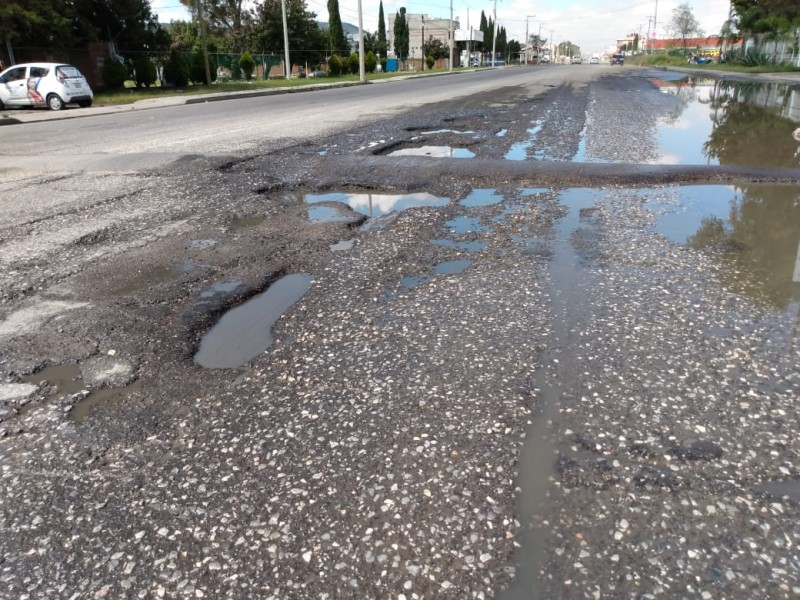 Hoyos y baches afectan a conductores en la Puebla-Tehuacán