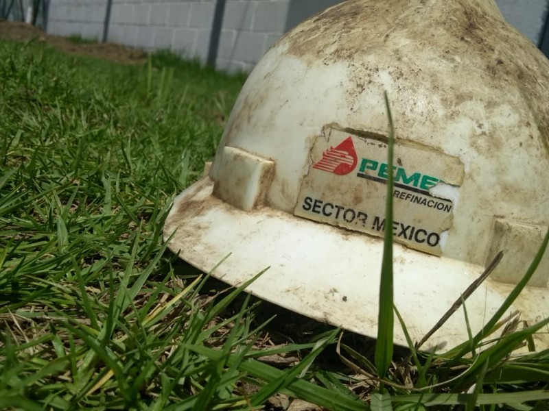 Huachicoleros vigilandos con brazalete