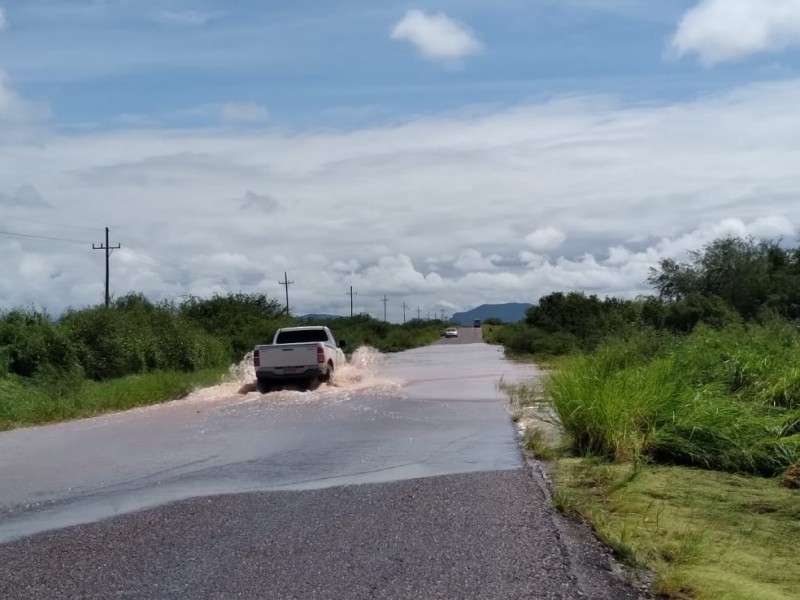 Huatabampo: Lluvias bloquean carretera y corta circulación por horas