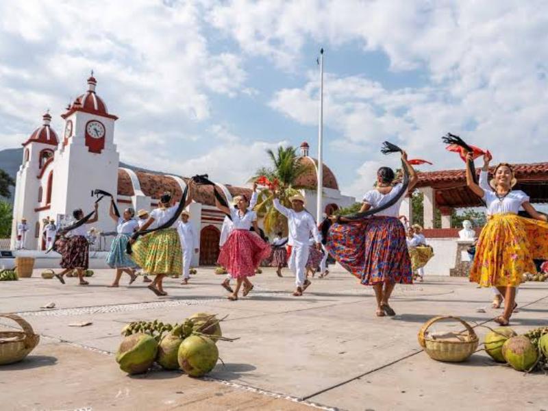 Huatulco alista comparsa de calaveras para celebrar el Día de Muertos