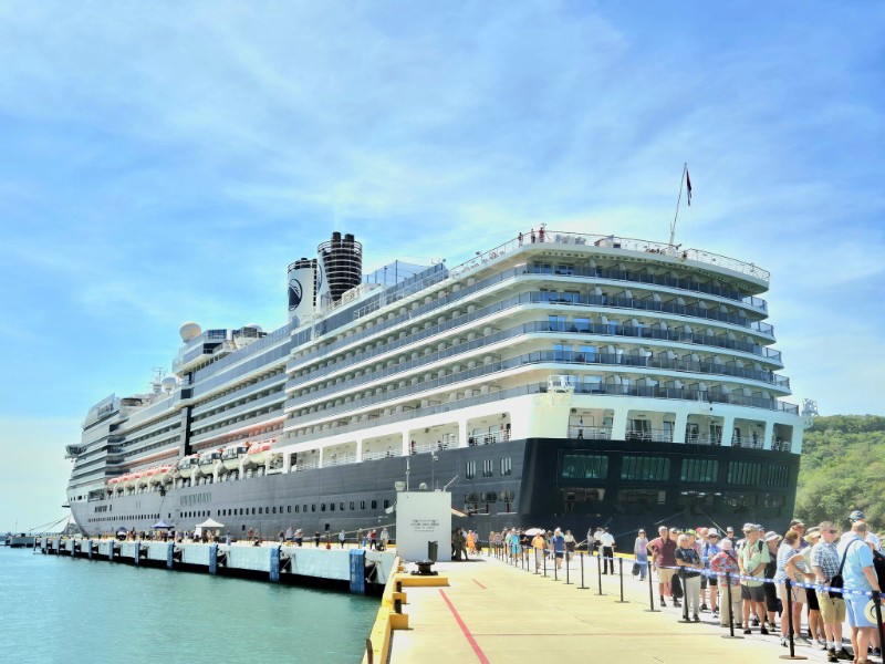 Huatulco recibe crucero Eurodam con miles de turistas