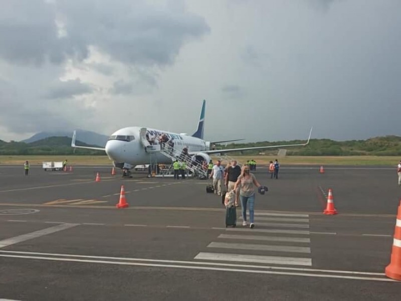 Huatulco recibe primeros vuelos de turistas canadienses por temporada invernal