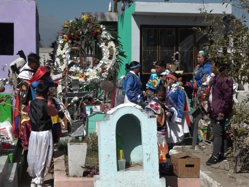 Huehues de Huejotzingo acuden a panteón como marca la tradición