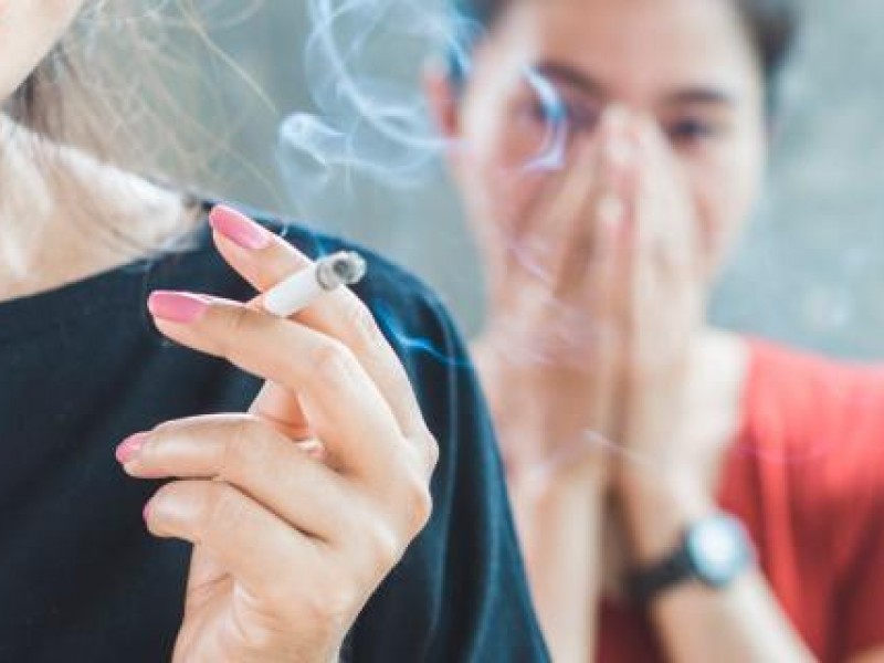 Humo de tabaco sigue dañando salud de fumadores pasivos