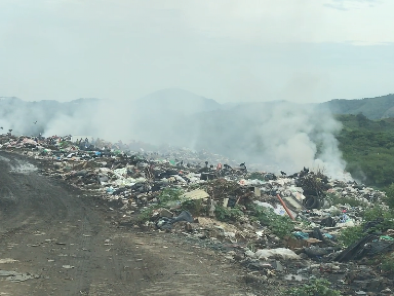 Humo tóxico afecta actividades de escuela del basurero