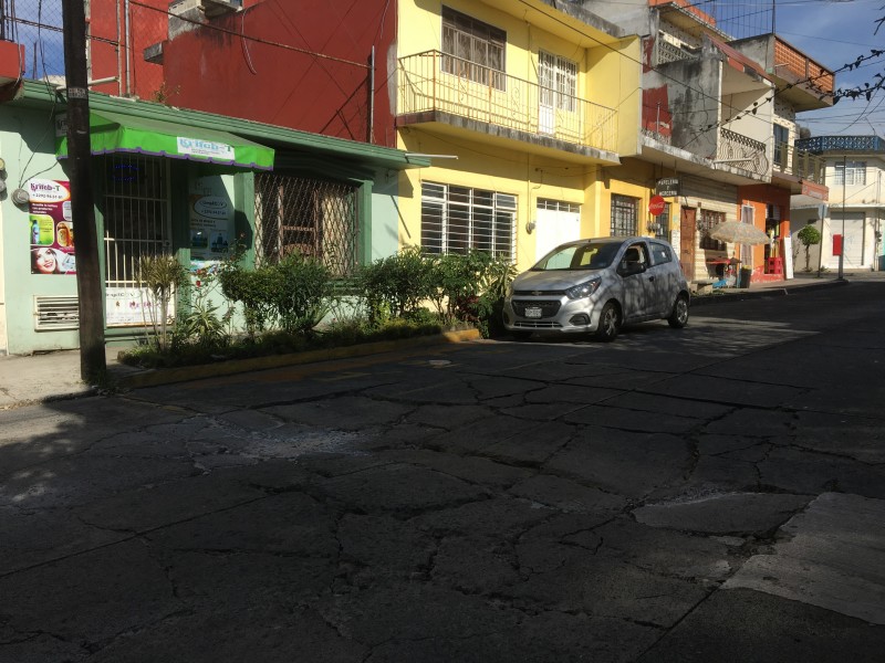 Hundimiento afecta circulación en calle Fausto Vega Santander