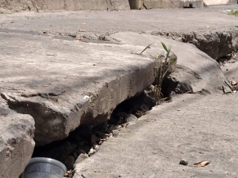 Hundimiento de calle preocupa a familias de colonia zamorana