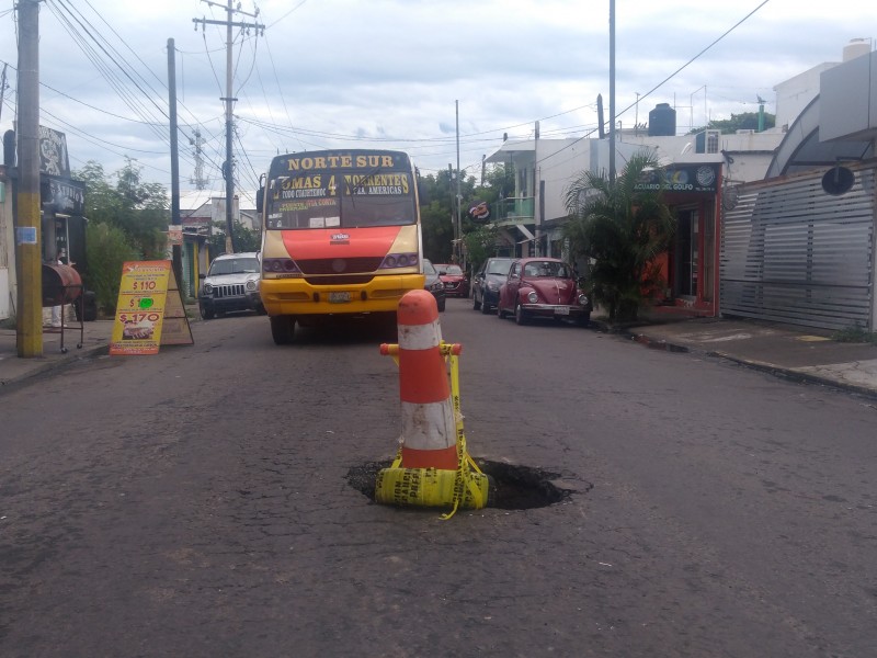 Hundimiento en Alcocer pone en riesgo a automovilistas