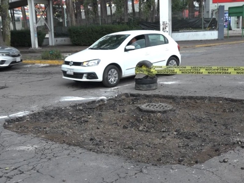 Hundimiento en calle de Toluca, preocupa por posible socavón