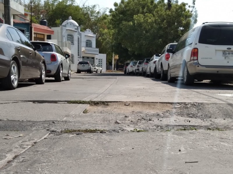 Hundimiento en calle Manila preocupa a vecinos