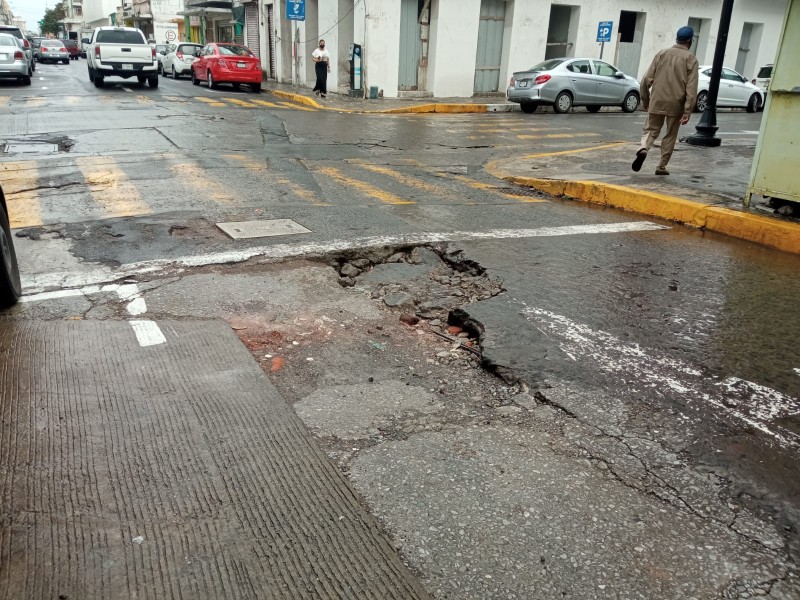 Hundimiento en la avenida cinco de Mayo en Veracruz