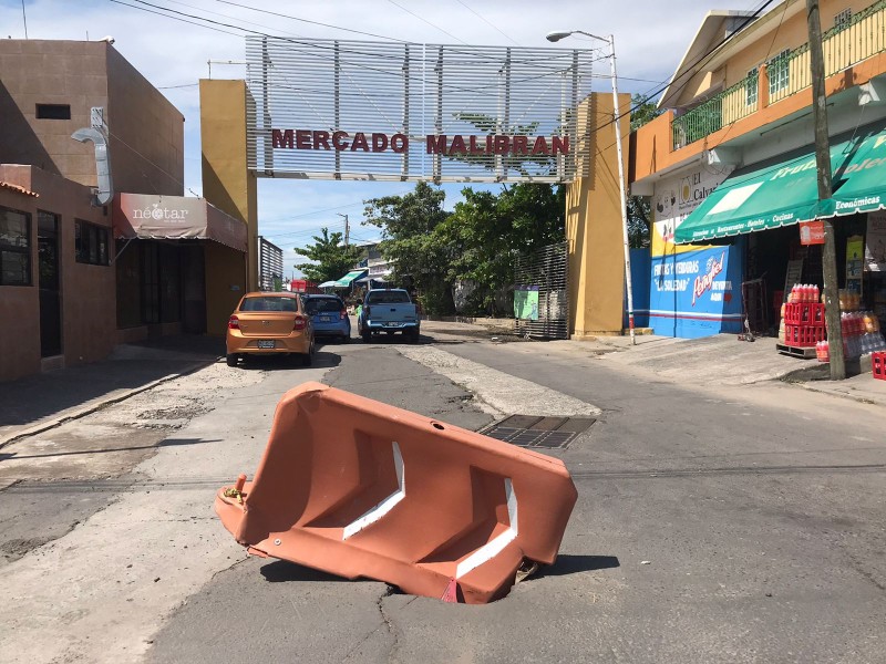 Hundimiento en la entrada del mercado Malibrán