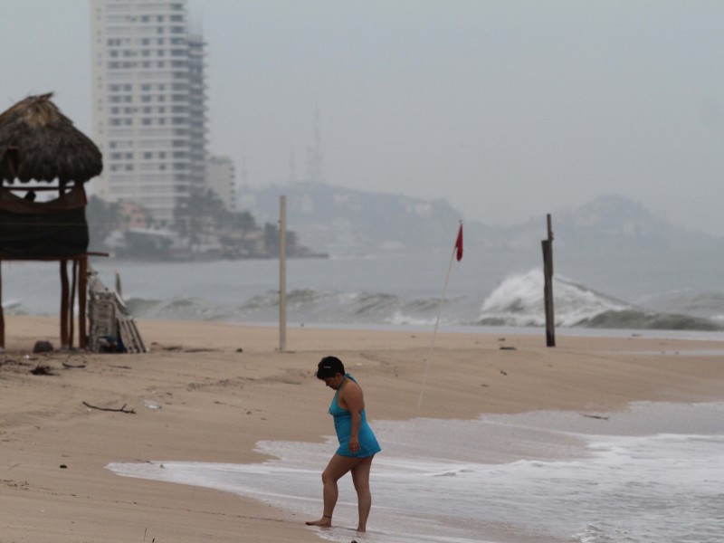 Huracán Blas causa fuertes lluvias al occidente de México