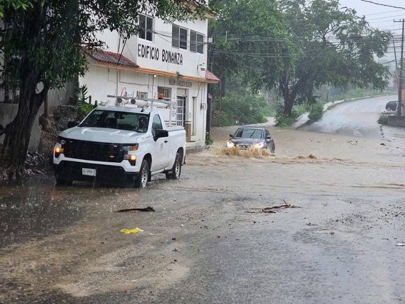 Huracán Erick se intensifica a categoría 2 y amenaza costas de Oaxaca