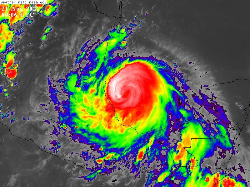 Huracán Grace alcanza categoría 2 y se acerca a Veracruz