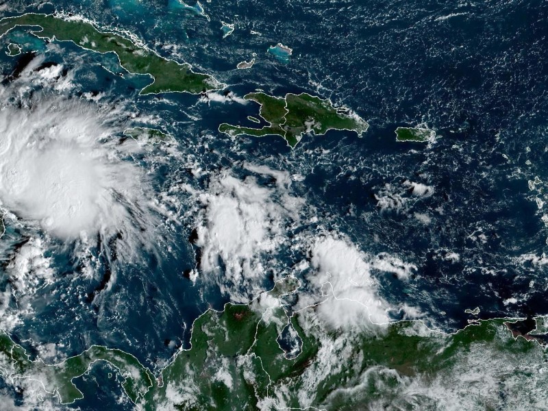 Huracán Lisa toca tierra en Belice