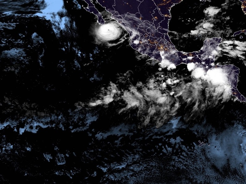 Huracán Olaf pierde fuerza tras impactar Baja California Sur