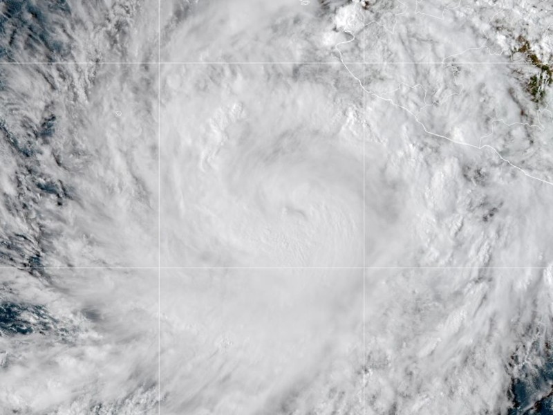 Huracán Priscilla mantiene lluvias intensas y vientos fuertes en occidente