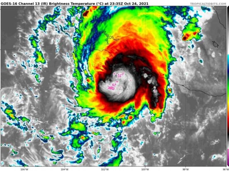Huracán Rick toma fuerza en su avance hacia Michoacán
