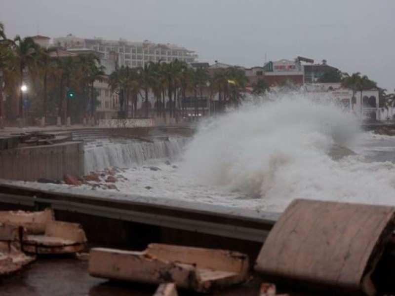 Huracán 'Roslyn' se debilita a categoría 1