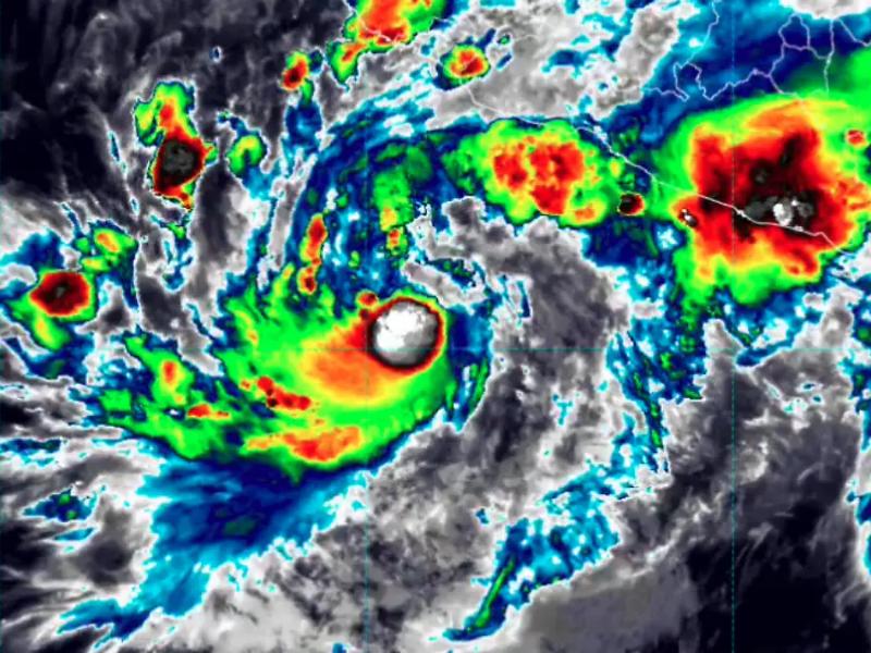 Huracán Simón categoría 2 provoca cierre de puertos en cuatro estados