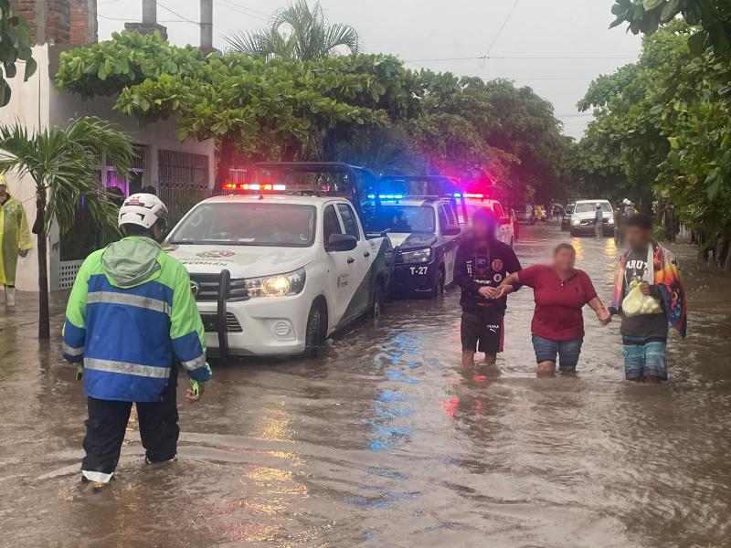 Huracán Simón deja 71 viviendas y 35 comercios afectados en Colima