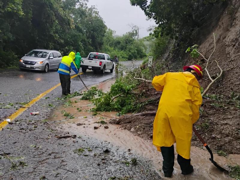Huracán Simón provoca daños menores en Cihuatlán y La Manzanilla