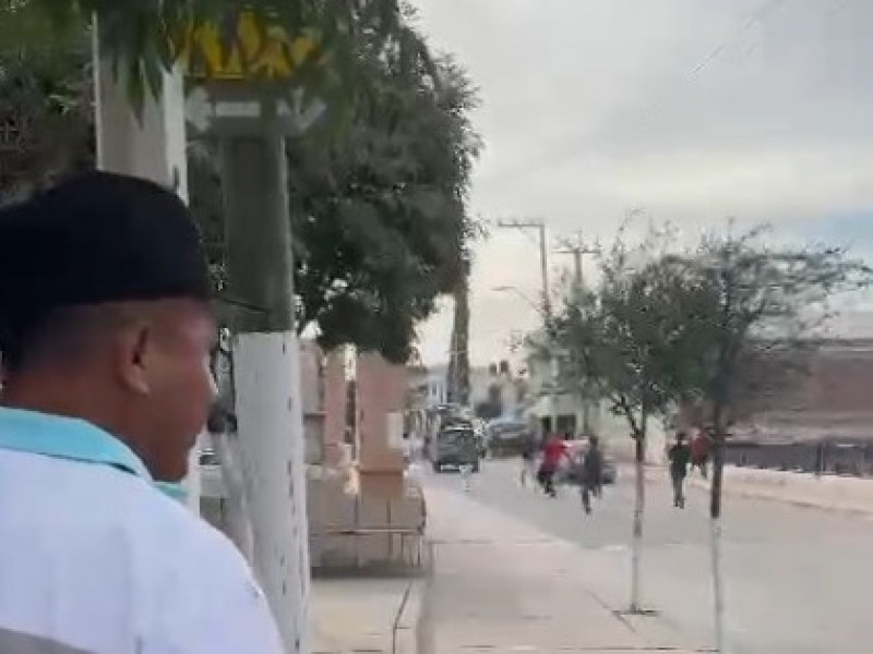 Huye policía luego de campal con machetes en Duarte