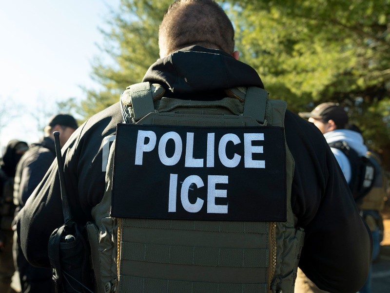 ICE acusado de retener inmigrantes en condiciones inhumanas