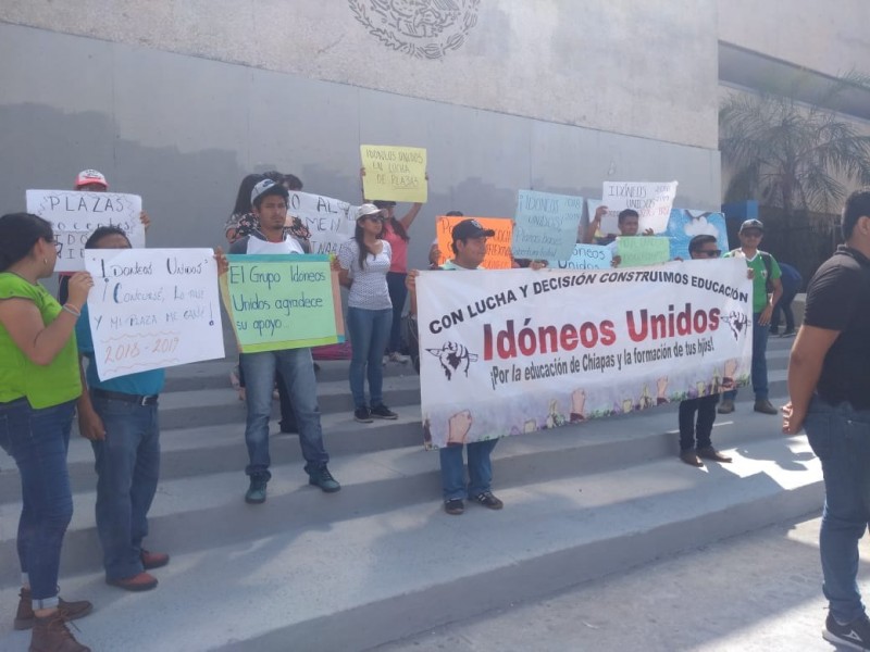 Idóneos protestan en palacio, piden plazas