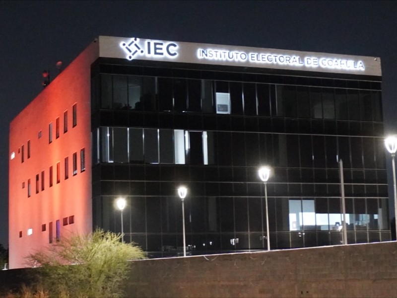 IEC ilumina su edificio por el Día contra la Violencia de Género