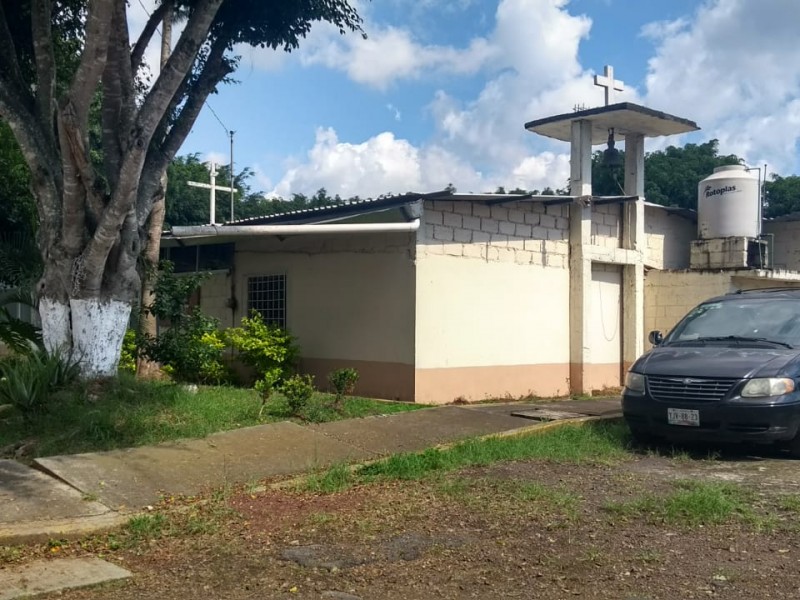 Iglesia de Lomas Verdes sí invade estacionamiento indebidamente