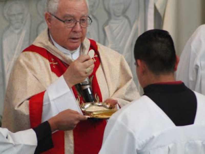 Iglesia suspende saludo de mano y comunión en la boca