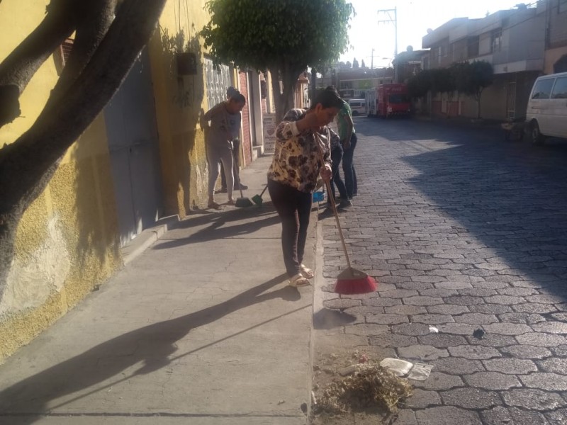 Iglesia y vecinos se unen para barrer calles