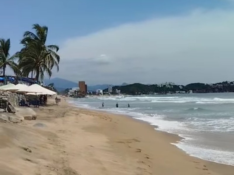 Ignoran banderas rojas y casi se ahogan en playa Palmitas