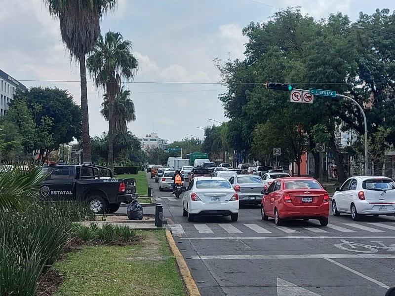 Ignoran conductores vueltas prohibidas en avenidas