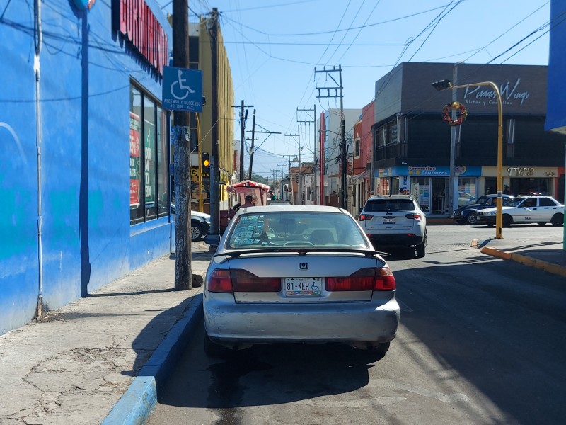 Ignoran zanja en calle Miñón, en espacio para discapacitados