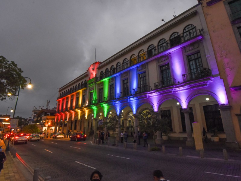 Iluminan Ayuntamiento de Xalapa por Mes Orgullo LGBTTTIQ