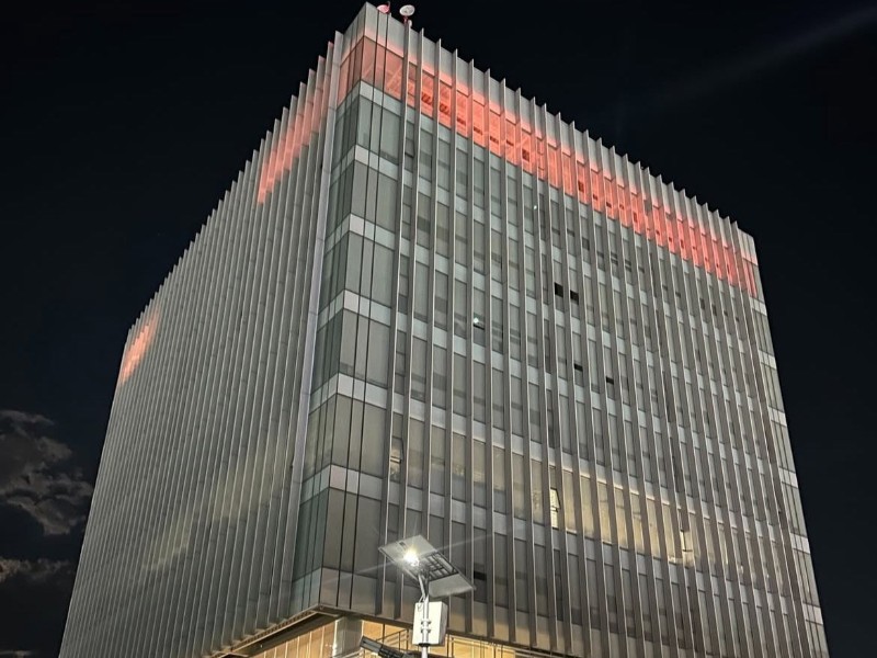 Iluminan Centro de Gobierno color rosa, en solidaridad al cáncer de mama
