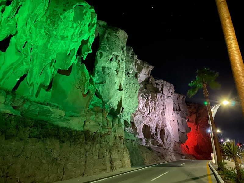 Iluminan cerro de “La Calavera”