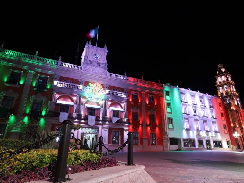 Iluminan edificios emblemáticos de la ciudad con colores patrios