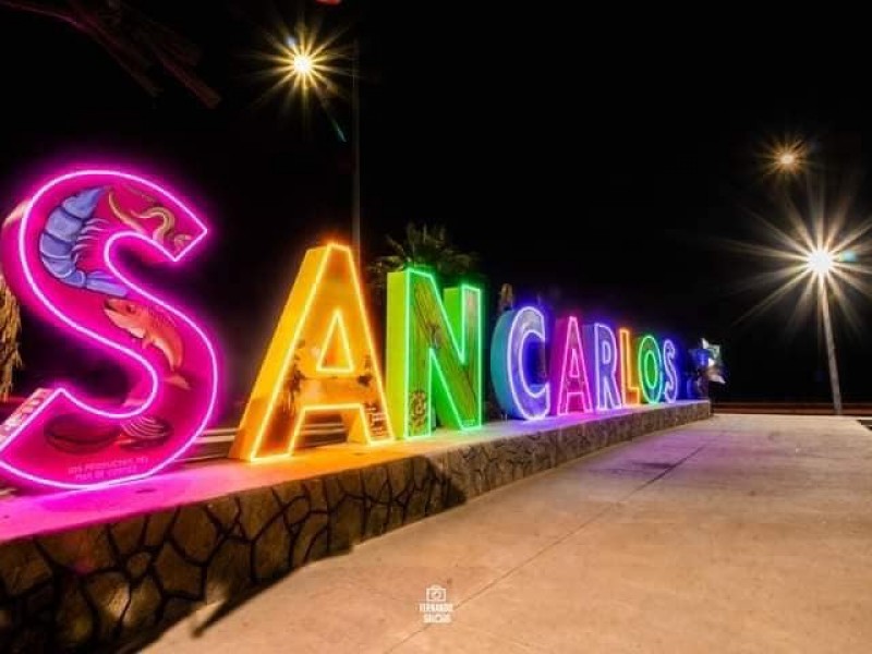 Iluminan letras de San Carlos