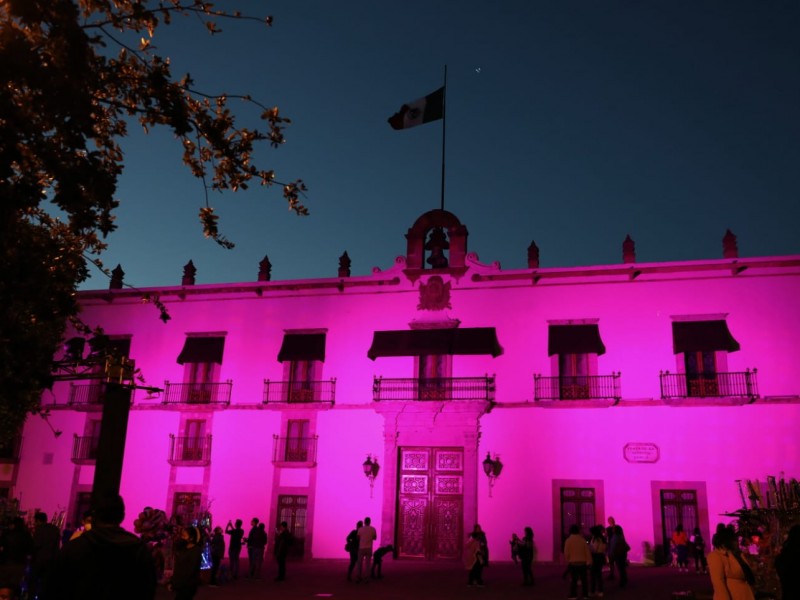 Iluminan palacio de gobierno conmemorando 