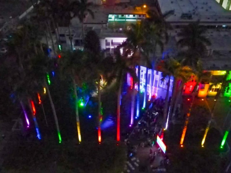 Iluminan Palacio Municipal de Ahome con el arcoíris LGBTIQ+