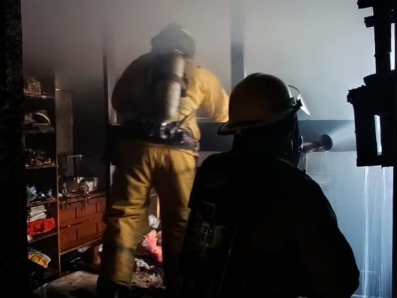 Se incendia vivienda en colonia Agua Azul, en Manzanillo | Meganoticias