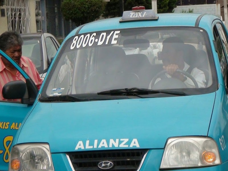 Impacta COVID-19 en el bolsillo de los taxistas